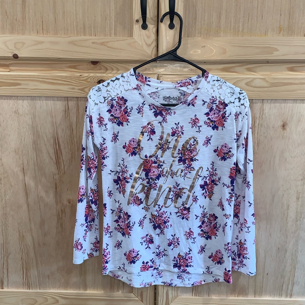 Mudd floral lace shoulders “one of a kind” graphic tee shirt size 14